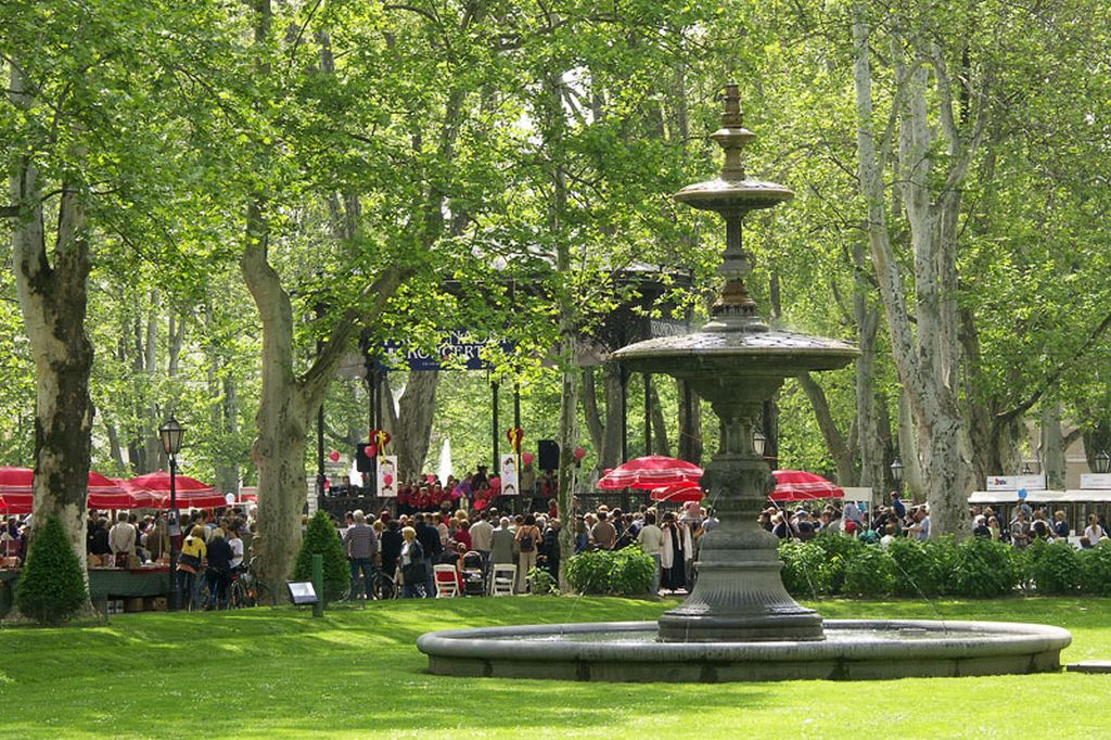 Zrinjevac Bolleova fontanau obliku gljive (vrganja)